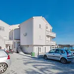 Appartement Paradiso, No 1 Vir